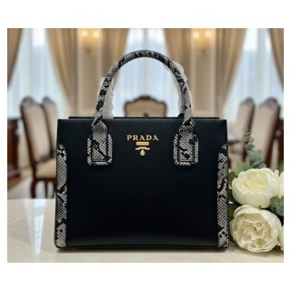 Cartera Prada mediana negra con detalles animal print AAA