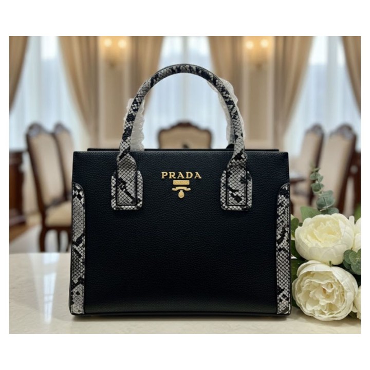 Cartera Prada mediana negra con detalles animal print AAA